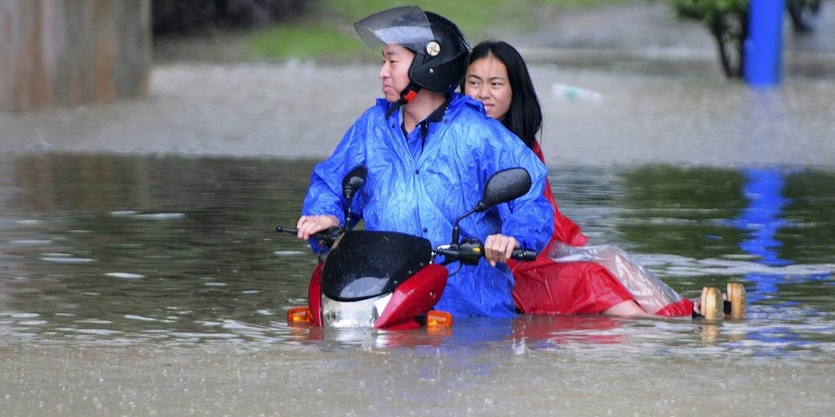 Záplavy v povodí rieky Jang-c’-ťiang si už vyžiadali viac ako 180 životov