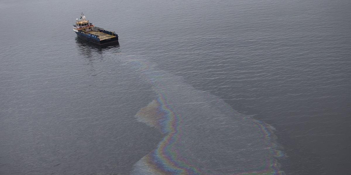 Jachtári sa v Riu borili s olejovou škvrnou