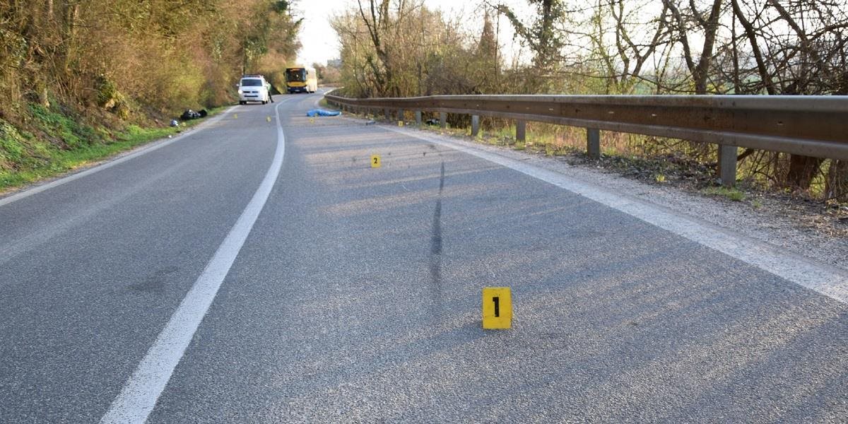 Tragická nehoda vo Zvolene: Pri zrážke zomreli dvaja ľudia, chodec a spolujazdec motorkára