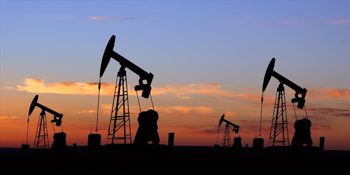 Rast zásob v USA stlačil ceny ropy, cena Brentu klesla k 48 USD