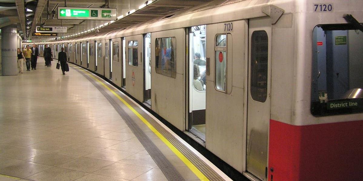 Vlak londýnskeho metra zastavila v tuneli porucha, cestujúcich evakuovali