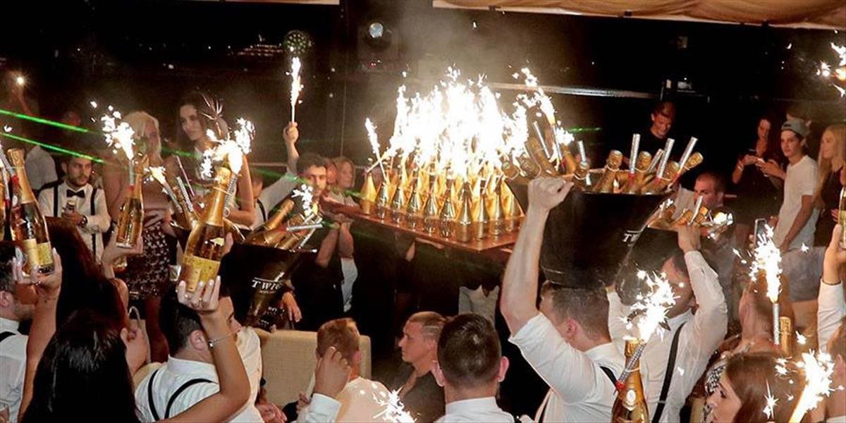 VIDEO Ruskí futbalisti oslavovali po vypadnutí z ME, za šampanské zaplatili 250-tisíc