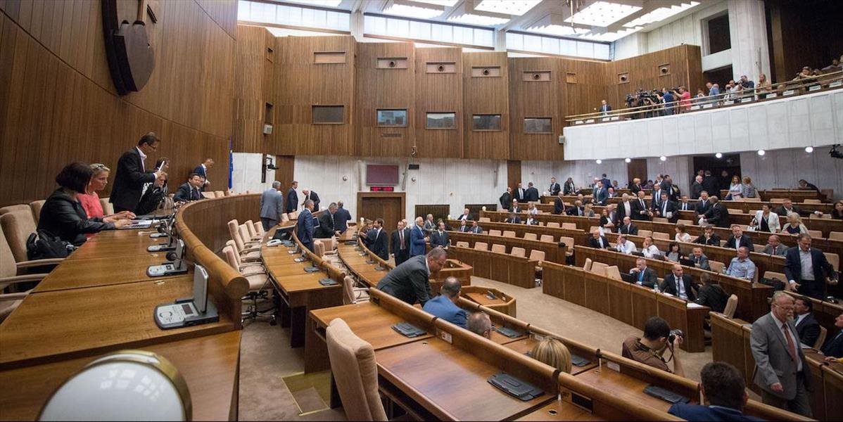 FOTO Odvolávanie Fica sa neuskutočnilo: V parlamente bolo málo poslancov