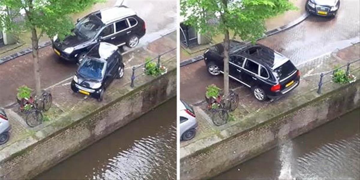 VIDEO Policajná naháňačka v Amsterdame: Porsche zmietlo Smart do vodného kanála