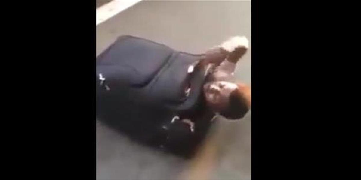 VIDEO Neuveriteľné: Migrant sa snažil prepašovať do Británie natlačený v kufri