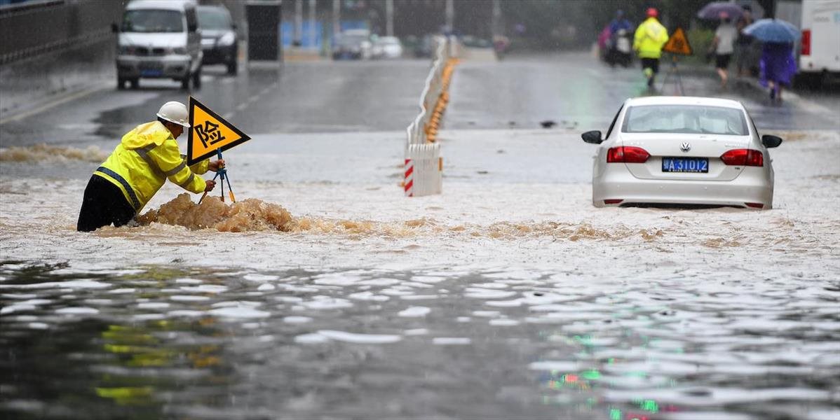 Hladina vody po záplavách v povodí Jang-c'-ťiang začala klesať