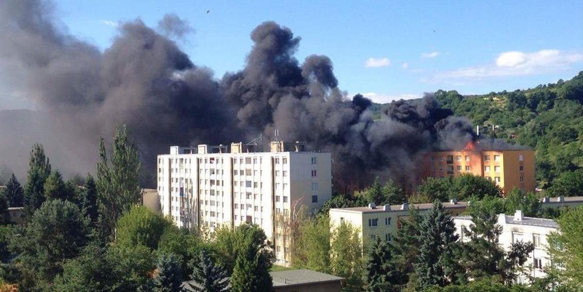 FOTO V Prešove horela strecha bytovky: Evakuovali 30 ľudí