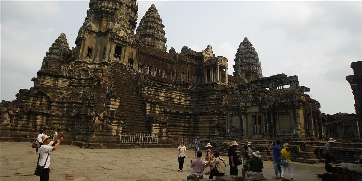 Kambodža pustí do komplexu Angkor Vat len vhodne oblečených turistov, v šortkách neprejdete