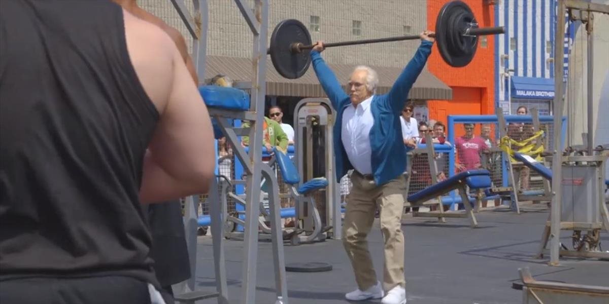 VIDEO 84-ročný dedko to natrel svalnáčom