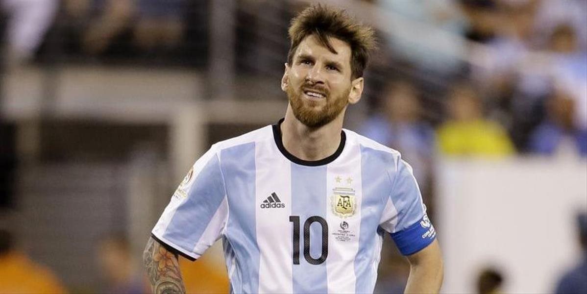 Fanúšik predáva loptu, s ktorou Messi prekopol svoju penaltu