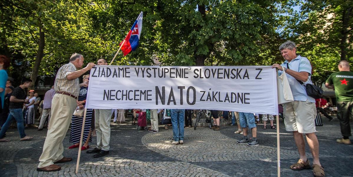 FOTO V Bratislave protestovali proti vojskám NATO v SR desiatky ľudí