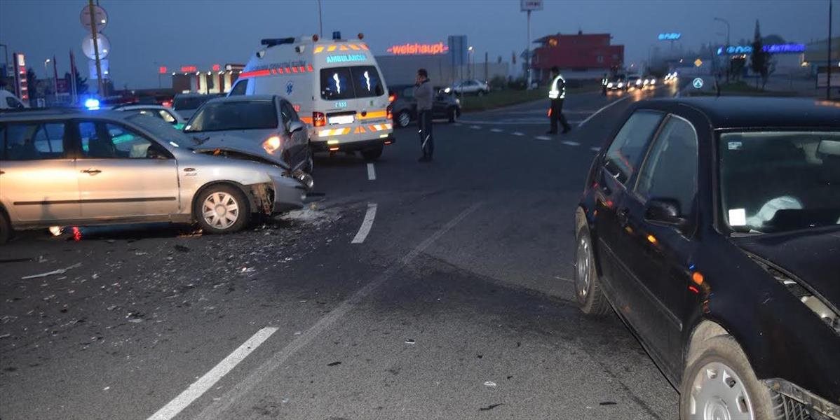 Hromadná nehoda v Bratislave: Zrazilo sa  auto, sanitka a autobus MHD