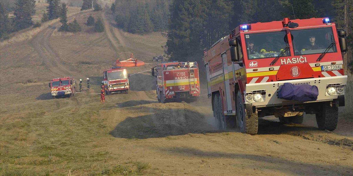 Hasiči zápasia s požiarom vo vinohradoch na Kadnárovej ulici v Rači