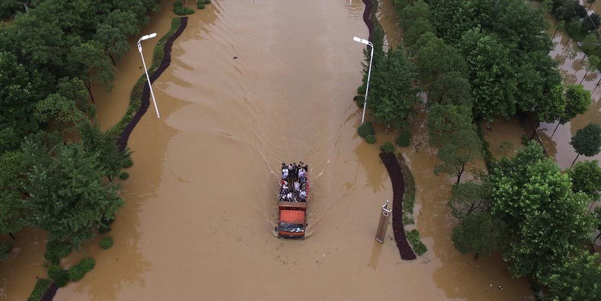 Juhovýchodné pobrežie Číny zasiahla tropická búrka: Evakuovali 230-tisíc ľudí