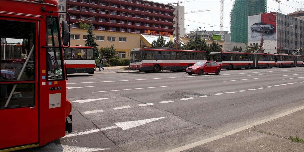 V Bratislave došlo k zrážke trolejbusu a auta,ľudia utrpeli ľahšie zranenia