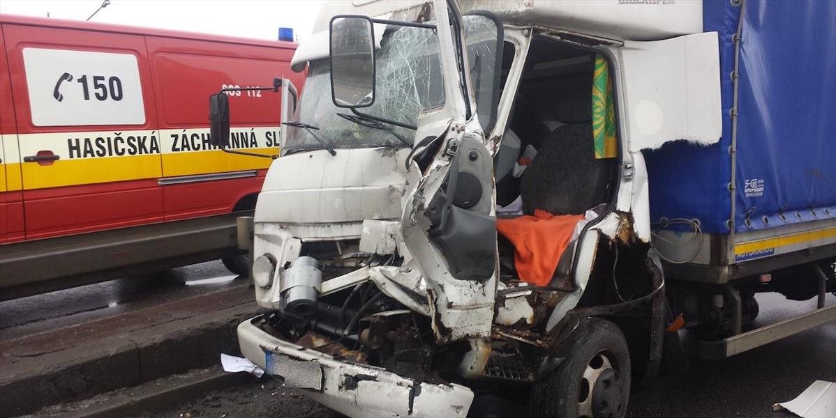 Zrážka kamiónov v centre Dobrej Nivy: Obaja vodiči utrpeli zranenia