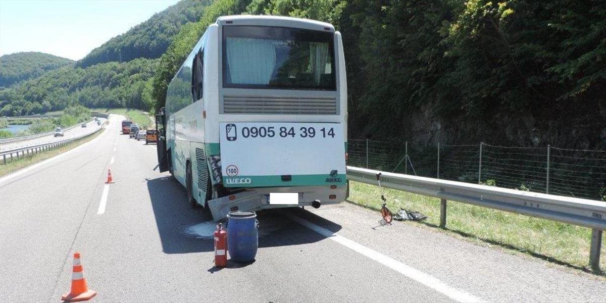 FOTO Tragická nehoda na R1: Autobus dostal defekt, zomrel 85-ročný muž
