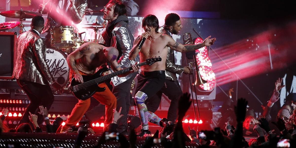 FOTO Bieloruskí colníci si pomýlili Red Hot Chili Peppers s Metallicou: Museli podpisovať CD