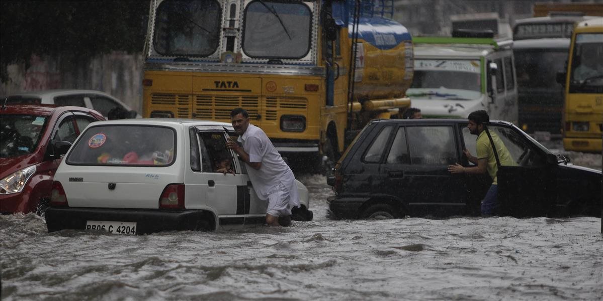 V Indii zabíjali monzúnové dažde, svoje domovy muselo opustiť vyše 170.000 ľudí