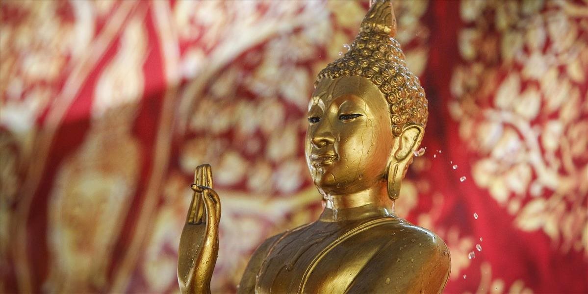 Španielskym turistom odporučili odchod z Mjanmarska, muž tetovaním urazil Buddhu