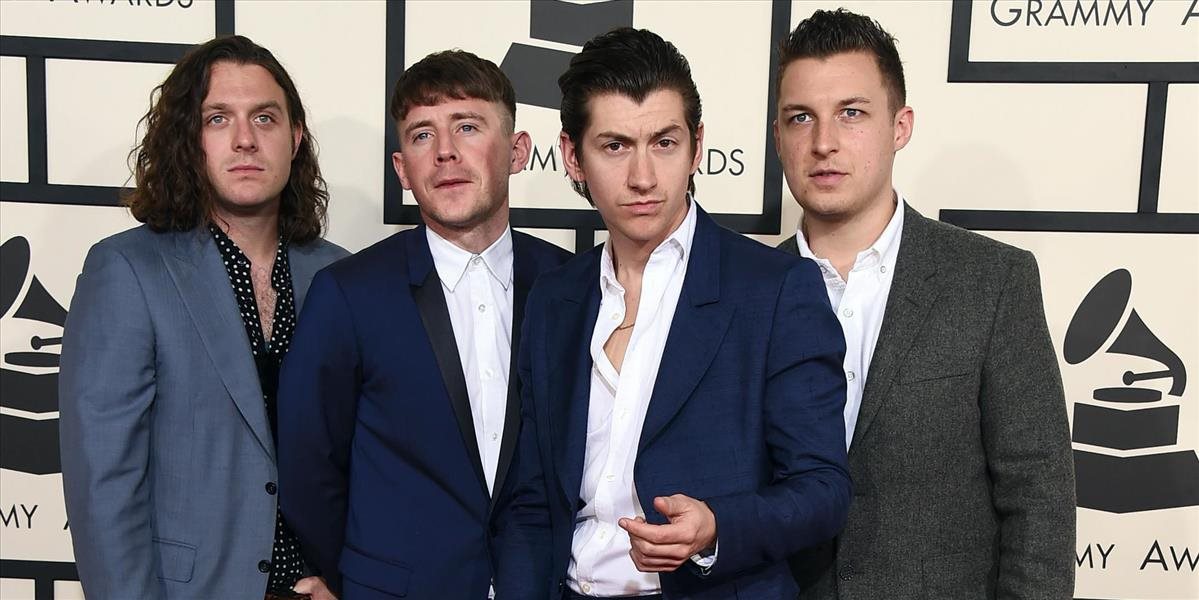 VIDEO Arctic Monkeys podporili charitu sochou slona