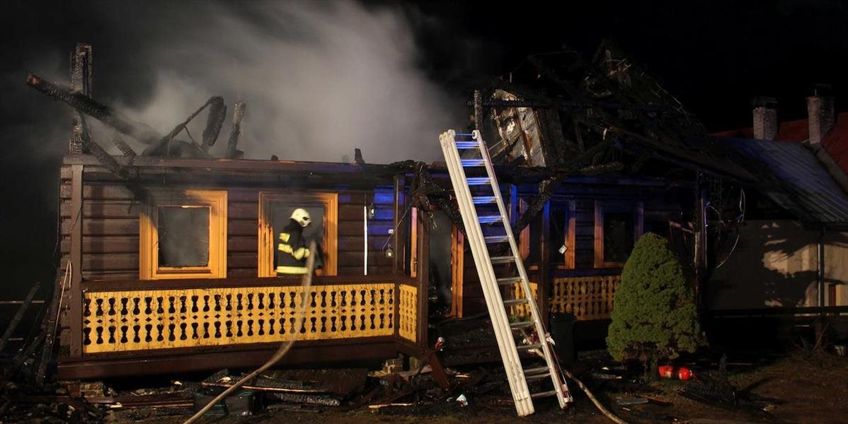 Bratislavskí hasiči zasahovali pri požiari strechy domu v Borinke