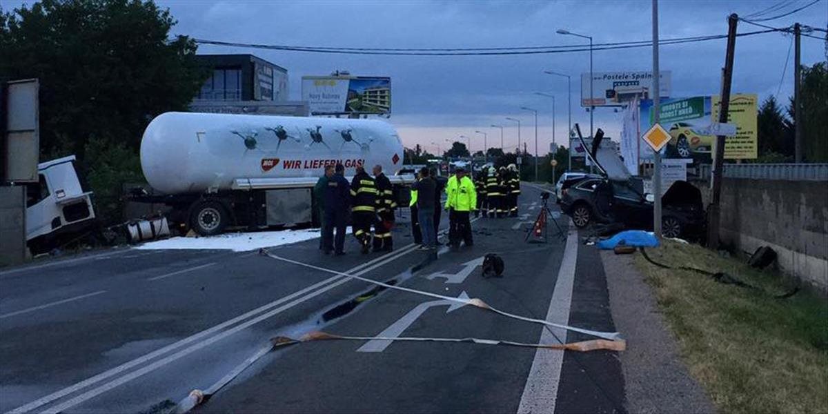 FOTO Tragická nehoda v Bratislave paralyzovala dopravu: Jeden mŕtvy, dvaja zranení