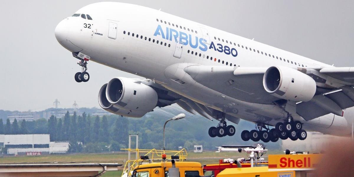 Airbus znížil výrobu najväčšieho lietadla na svete A380 na polovicu