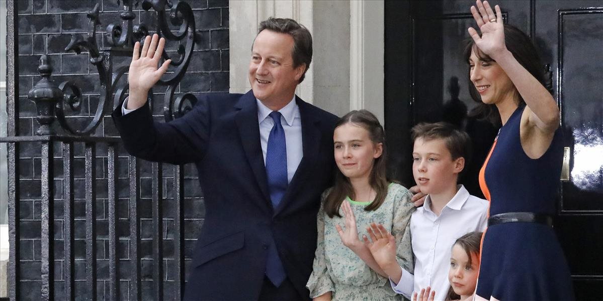 Britský premiér Cameron s rodinou navštívil kráľovnú, prijala jeho demisiu