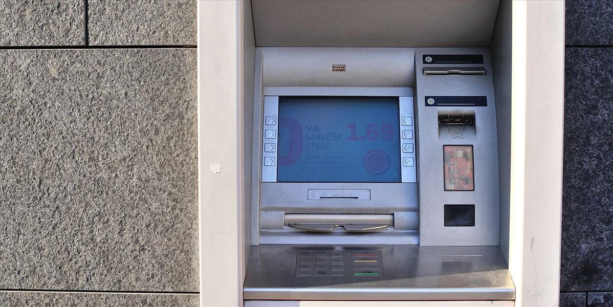 Dovolenkári pozor! Výber hotovosti z bankomatov mimo eurozónu môže vyjsť draho