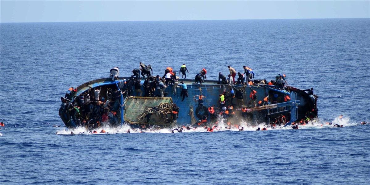Taliani vytiahli z vraku potopenej lode mŕtve telá ďalších vyše 450 utečencov