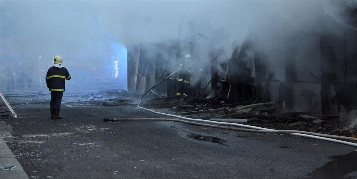 Zlovenskí hasiči uhasili požiar skladu horľavín, škoda presiahla 330.000 eur
