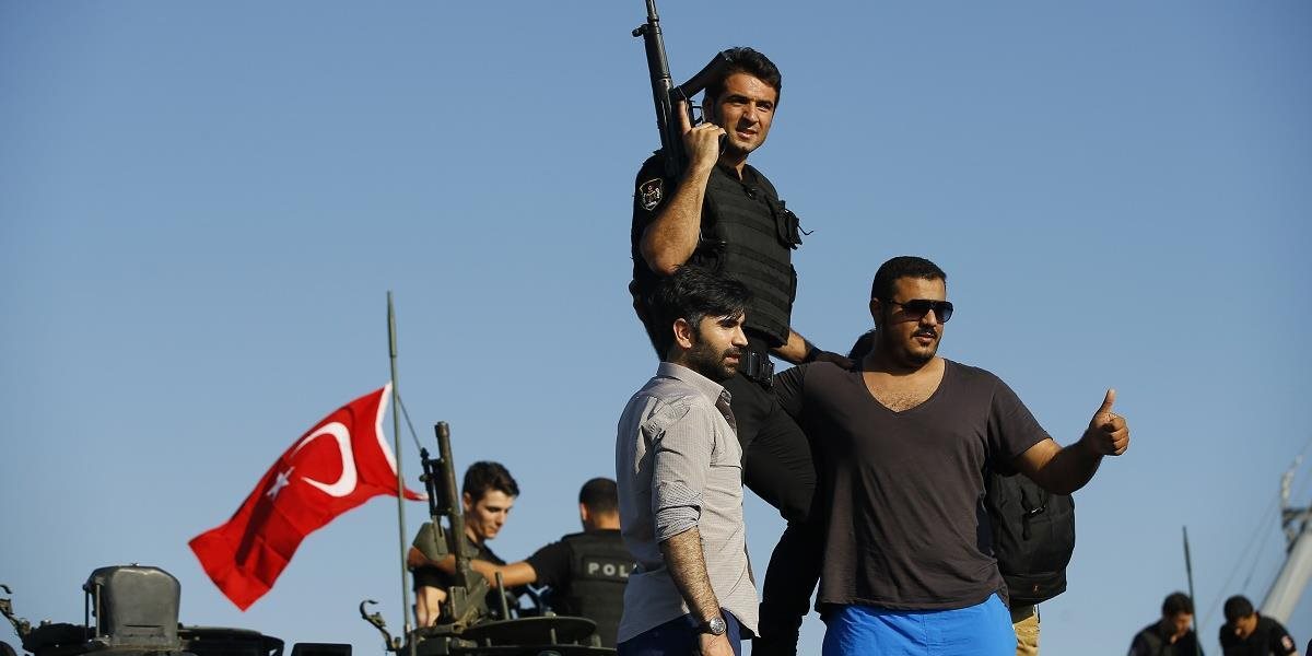 Tureckí vzbúrenci sa zmocnili vojenskej fregaty, zajali šéfa flotily