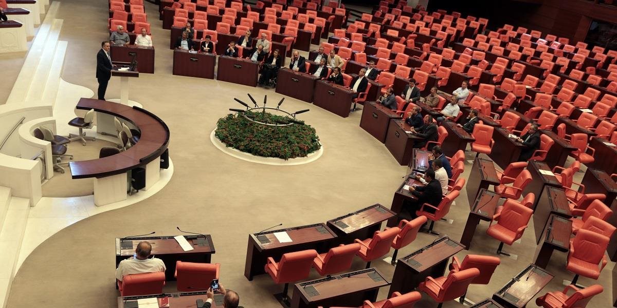 Turecký parlament sa po pokuse o prevrat zišiel vo svojej poškodenej budove