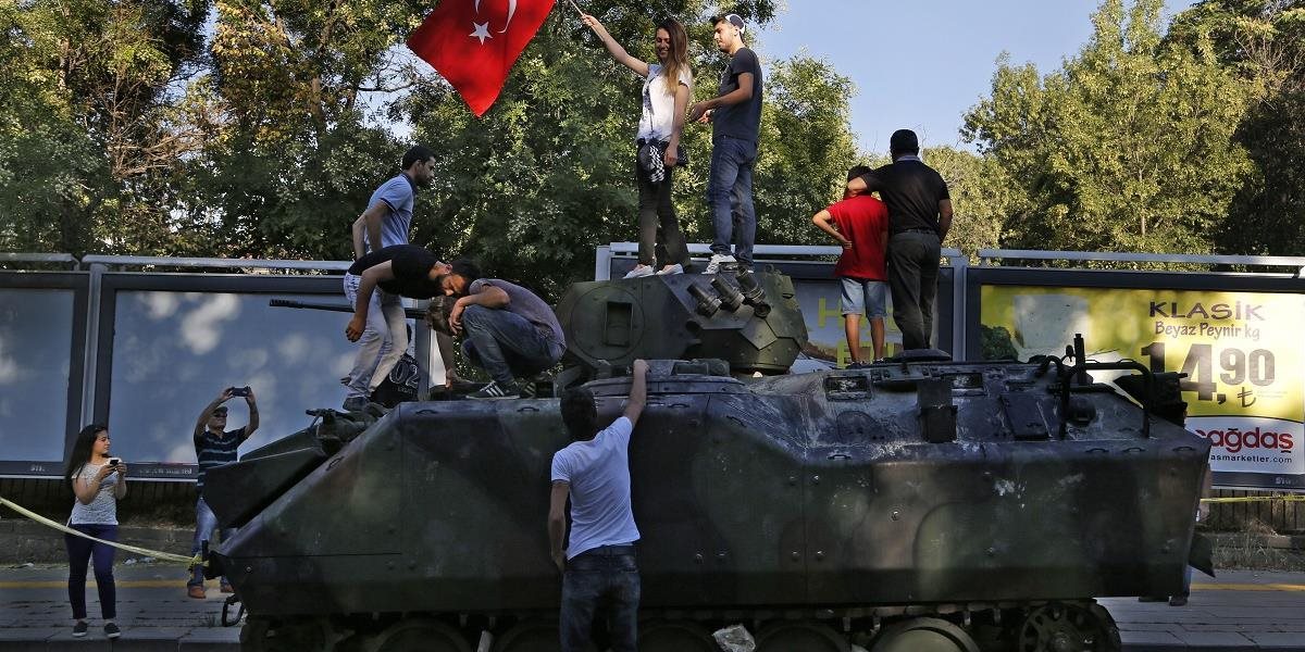 Po pokuse o prevrat v Turecku zatkli viacerých generálov i sudcov