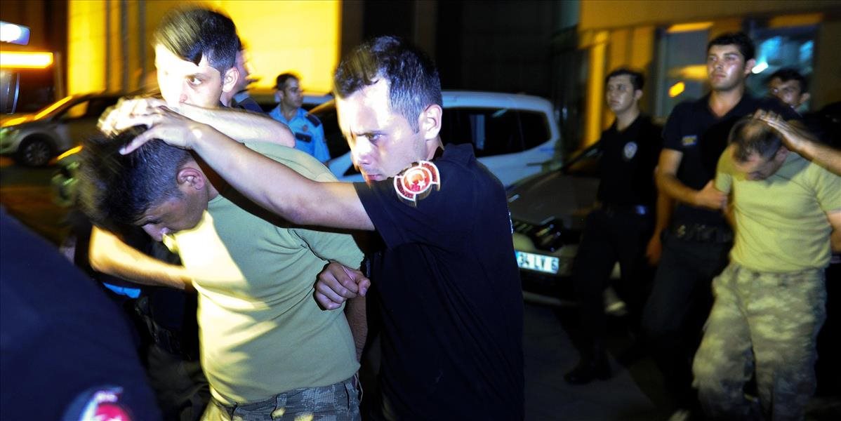Na letisku v Istanbule vypálili varovné výstrely pri zatýkaní pučistov