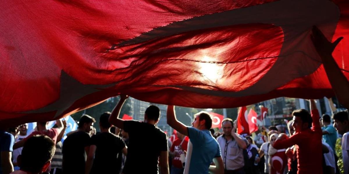 Tisíce ľudí vyšli do ulíc veľkých tureckých miest vyjadriť podporu Erdoganovi