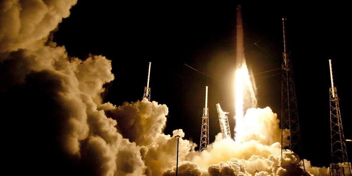 Bezpilotná raketa SpaceX vezie k ISS nový spojovací adaptér pre NASA