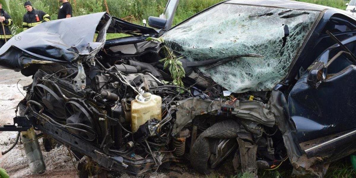 Pri dopravnej nehode pred obcou Nesvady sa zranilo päť ľudí