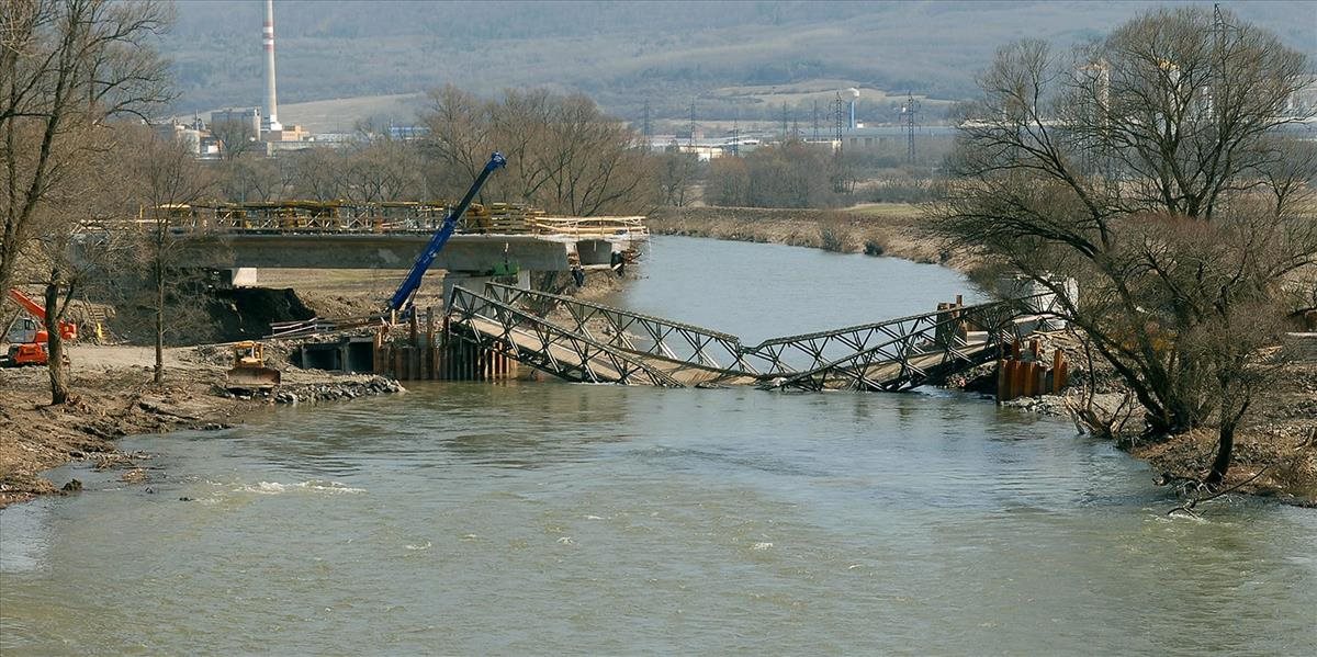 Obec Ludrová vyhlásila druhý stupeň povodňovej aktivity, zrútila sa časť mosta