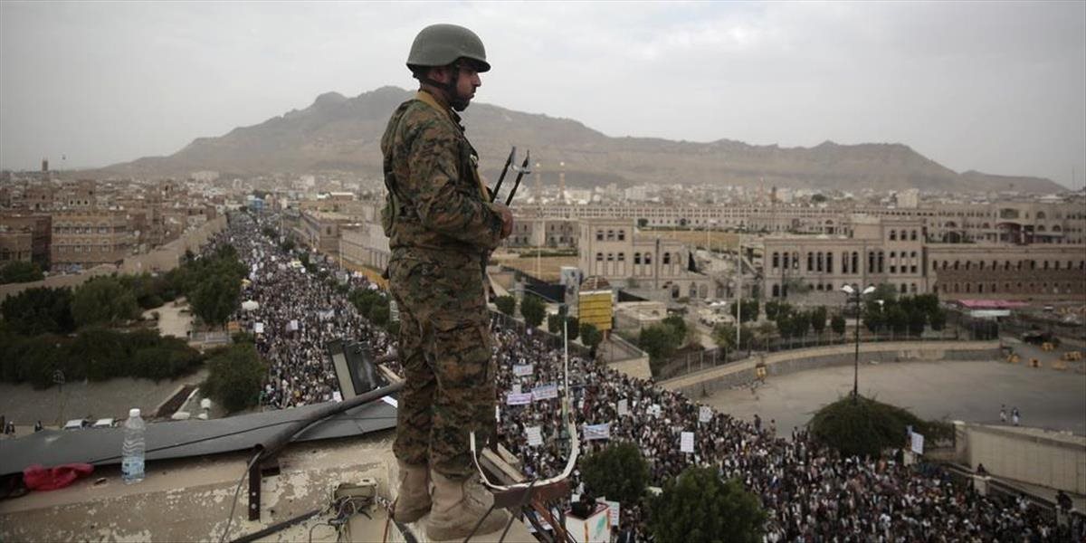 Pri samovražednom útoku na kontrolné stanovištia v Jemene zahynulo deväť vojakov