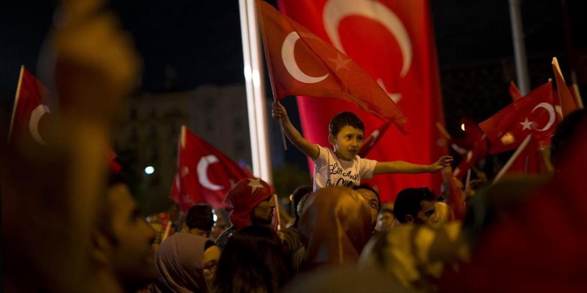 Na zhromaždeniach na podporu vlády sa v Turecku zišli stovky ľudí
