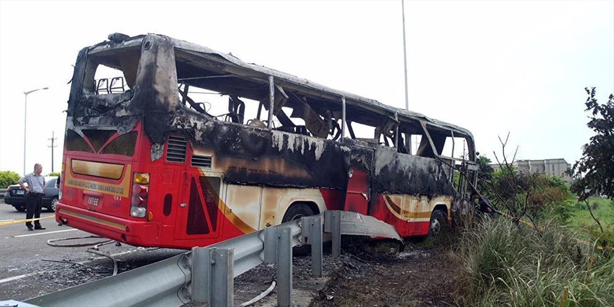 FOTO Autobus plný turistov narazil do zvodidiel a začal horieť: Najmenej 26 mŕtvych