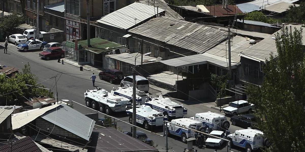 Ozbrojenci už tretí deň zadržiavajú rukojemníkov na policajnej stanici v Arménsku