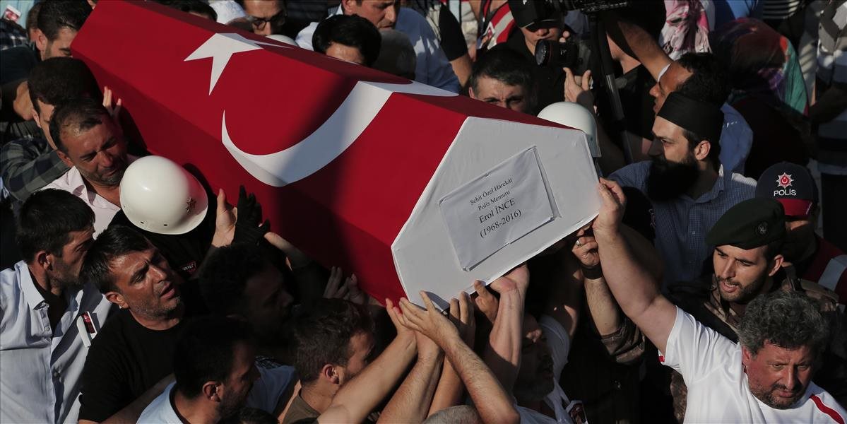 Turecko zakázalo náboženské pohreby pre stúpencov pučistov