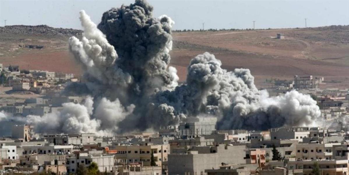 Pri náletoch koalície vedenej USA v Sýrii zahynulo najmenej 56 civilistov vrátane 11 detí