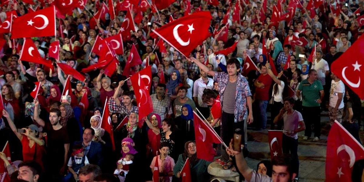Počet zatknutých a prepustených v dôsledku prevratu v Turecku presiahol 50-tisíc
