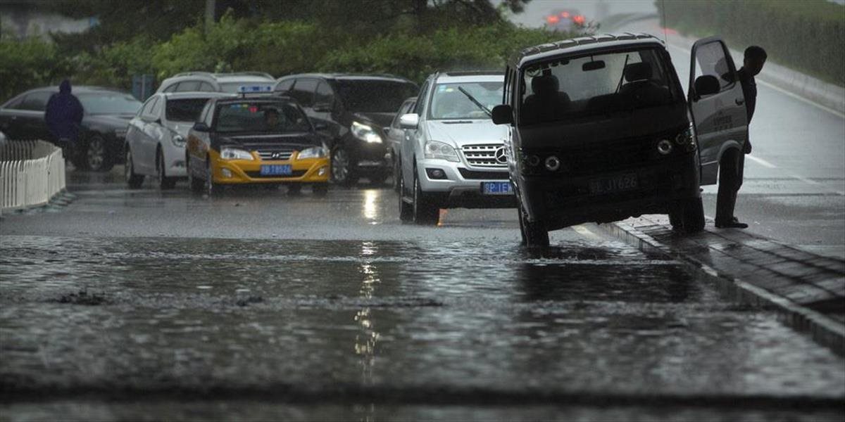 Silný dážď zatopil v Pekingu ulice a vyvolal dopravný chaos