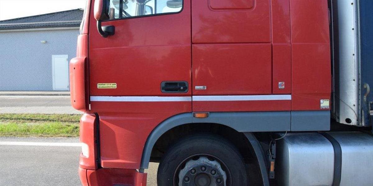 Tragédia vo Veľkej Lomnici: Pod kolesami nákladného auta zomrel trojročný chlapec