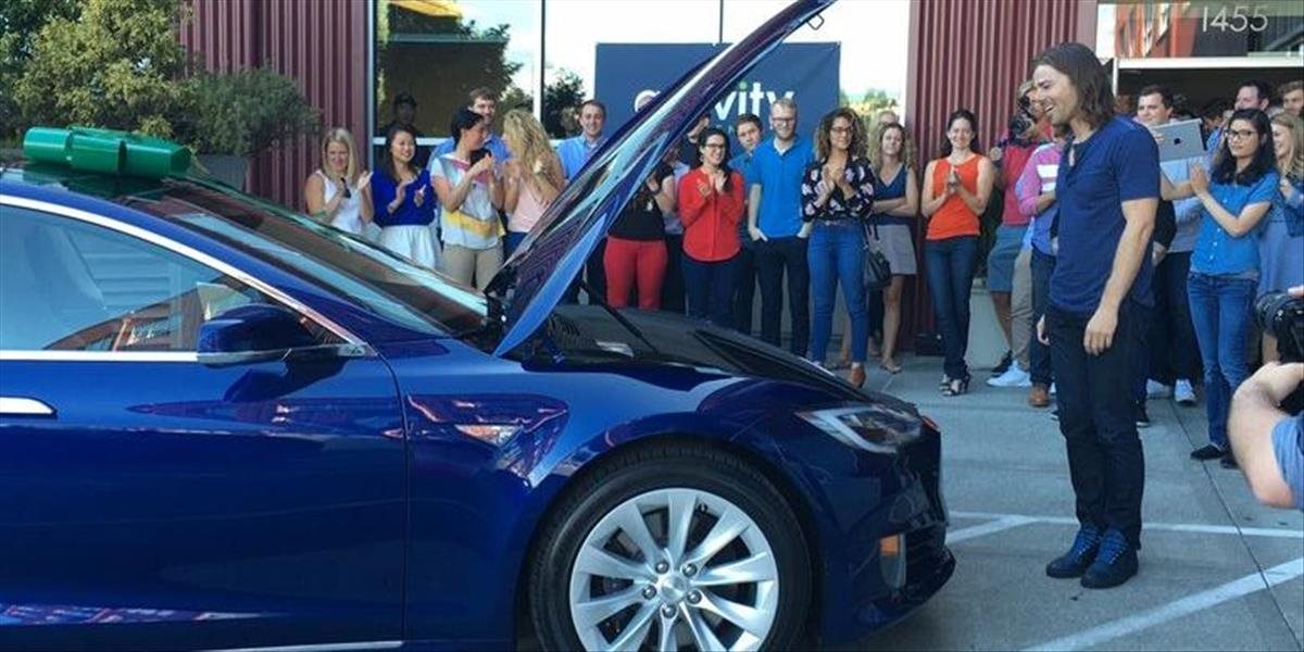 FOTO a VIDEO Zamestnanci sa odvďačili svojmu šéfovi: Kúpili mu nové auto